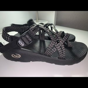 black and white chacos with toe strap